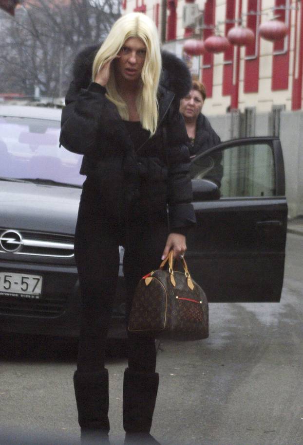 Beograd: Pjeva?ica Jelena Karleuša izgubila živce što su je snimili bez šminke