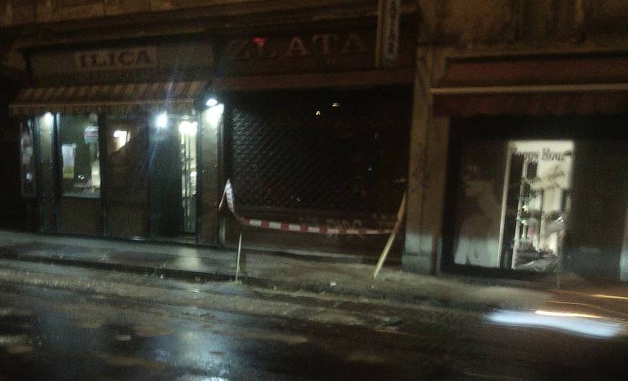 Žbuka sa zgrade u centru pala na ulicu i tramvajske tračnice