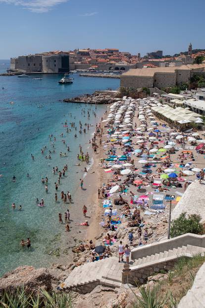 FOTO Plaža Banje u Dubrovniku skoro se ne vidi od suncobrana