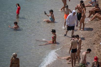 FOTO Plaža Banje u Dubrovniku skoro se ne vidi od suncobrana