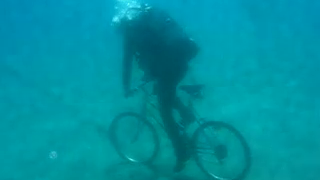 Lošinj: Biciklom uronio u more pa se sat vremena vozio dnom