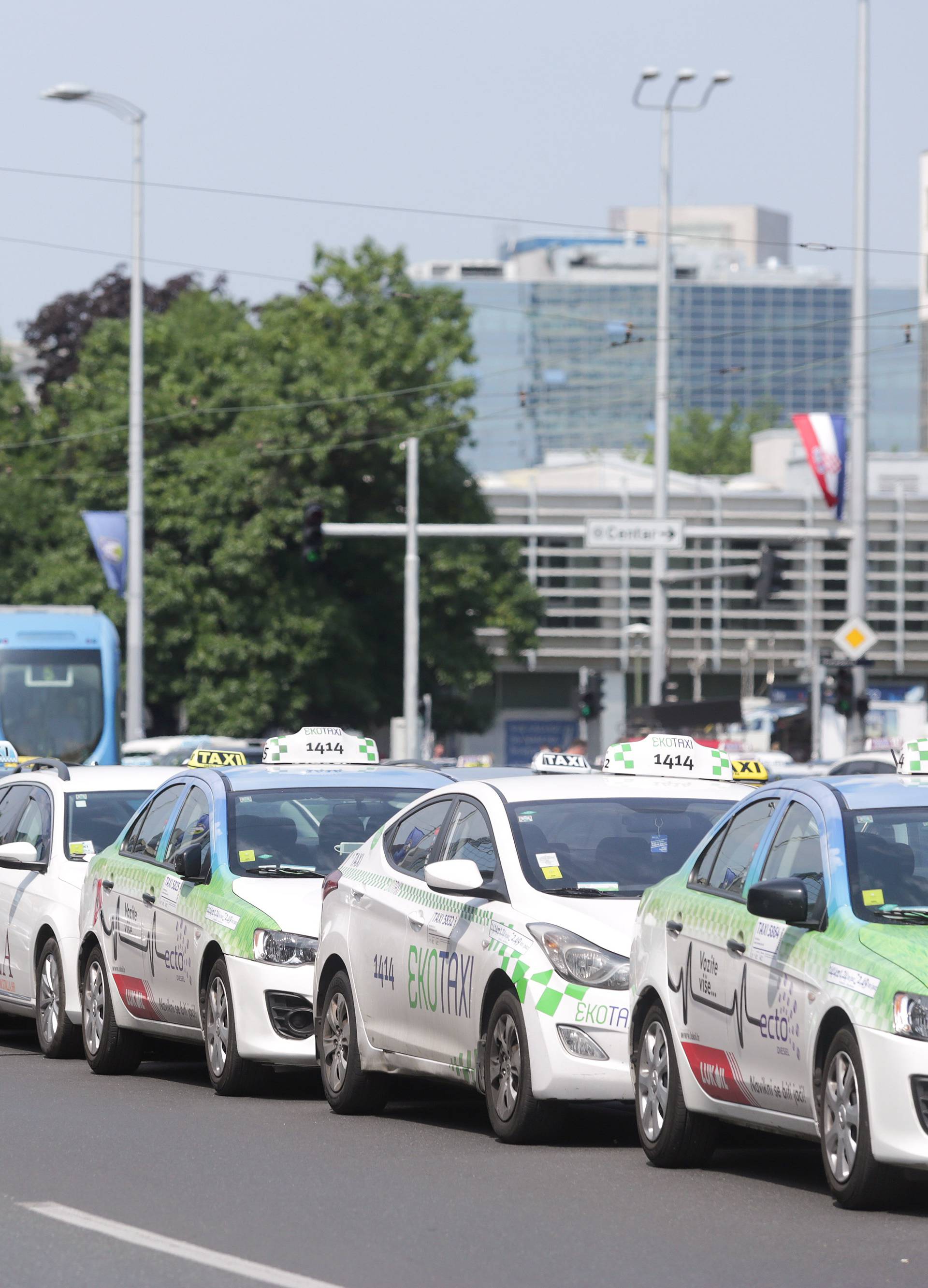 Taksisti najavljuju prosvjede: 'Pogoduje se ilegalnom Uberu'