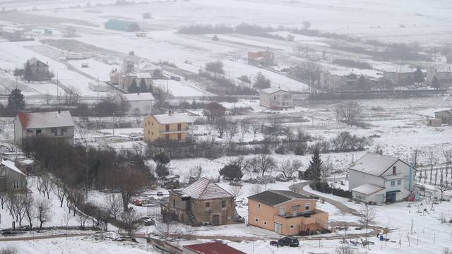 U Dalmaciji pao snijeg: Pale su i temperature, puše jaka bura