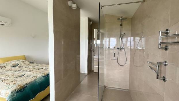 FOTO Vila iznad Malinske ima bazen i predivan pogled na more - Evo koliko bi vas koštala