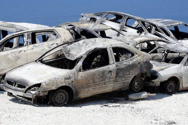 Omiš: Veliki broj izgorenih automobila u požaru