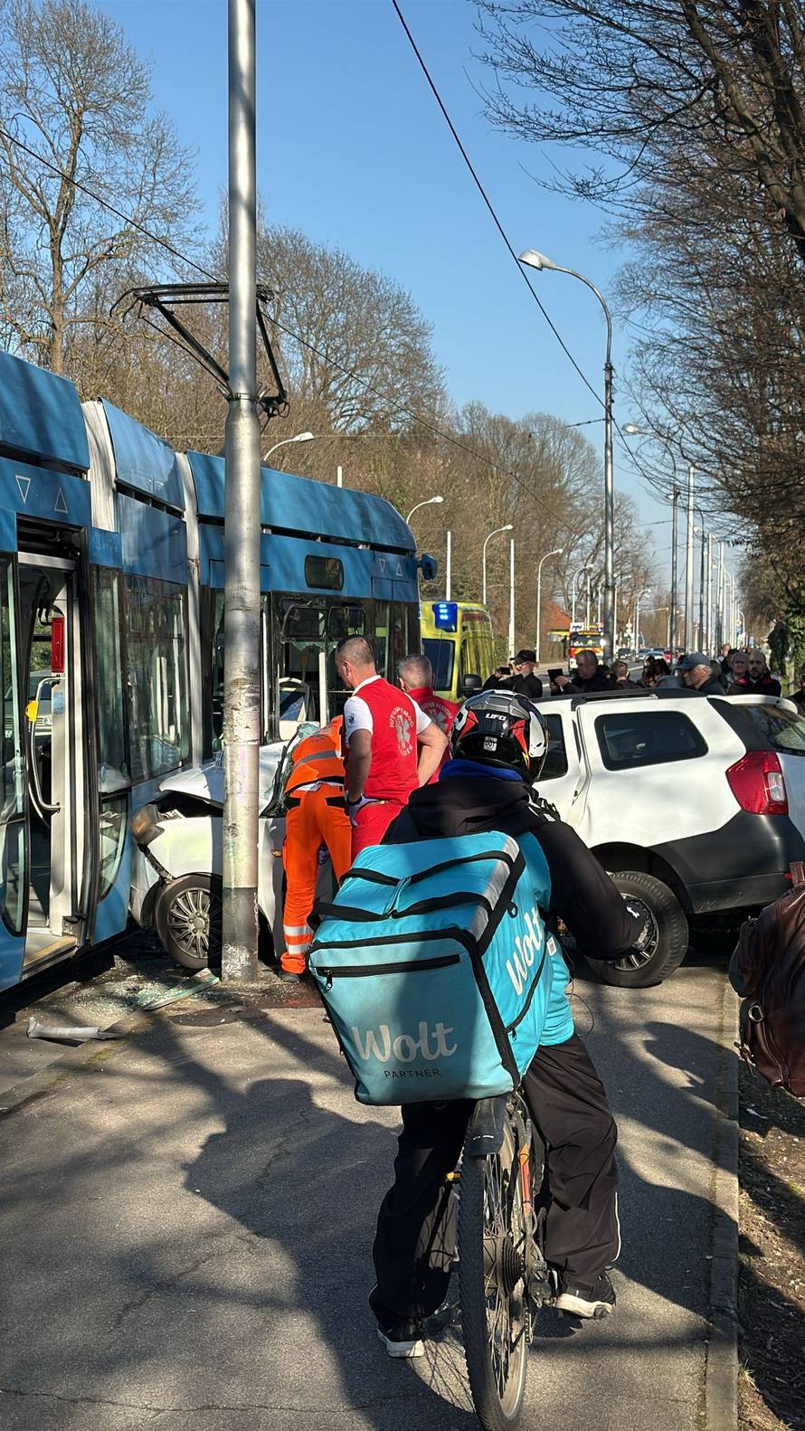 VIDEO Autom se zabio u tramvaj u Zagrebu. Vozio po nogostupu?