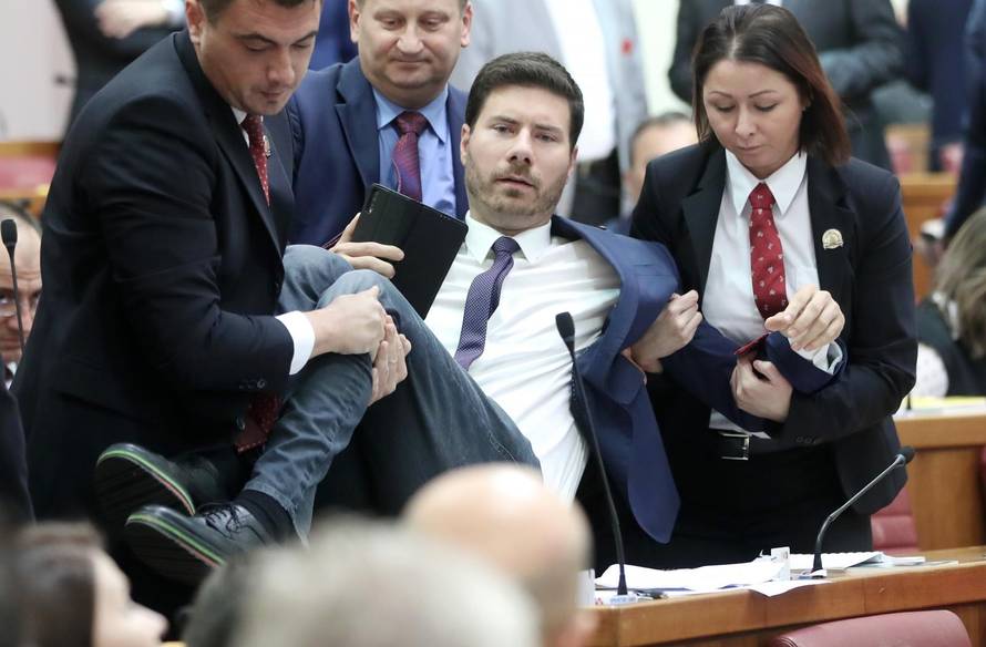 Pernara straža opet iznosila iz Sabora, Bulj donio vreću smeća