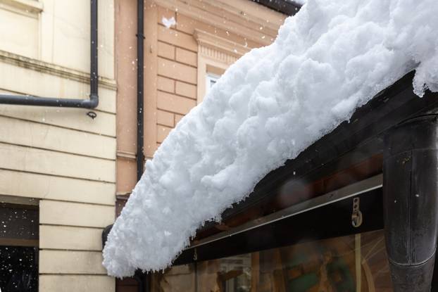 Gospić pod debelim snijegom, jutros izmjerena 23 centimetra