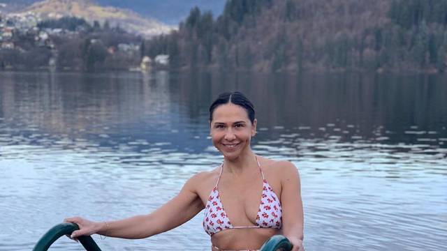 Borna Kotromanić pokazala figuru u badiću i zaplivala u hladnom Bledskom jezeru