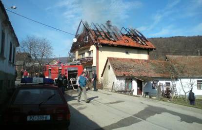 Kutjevo: Izgorilo je gotovo cijelo krovište obiteljske kuće