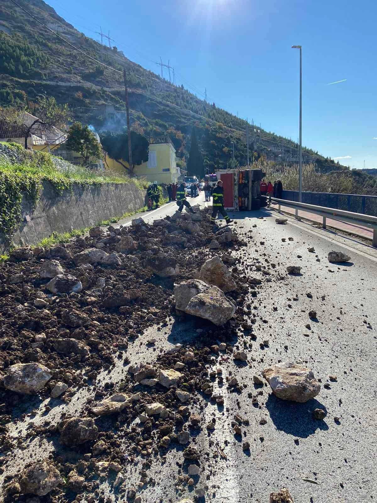 Kod Dubrovnika se prevrnuo kamion, morali zatvoriti cestu