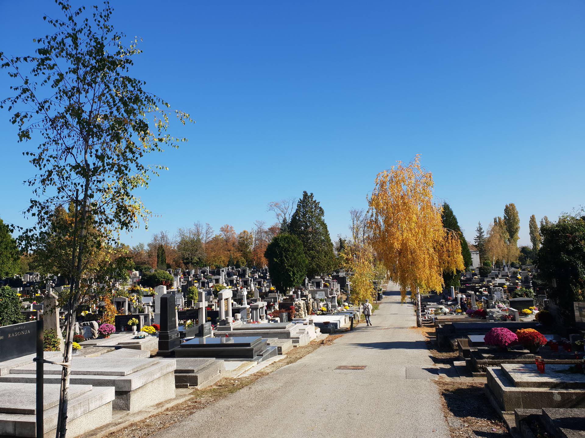 Na Mirogoju do podne bez gužvi, ljudi već obišli groblja ranijih dana zbog pandemije