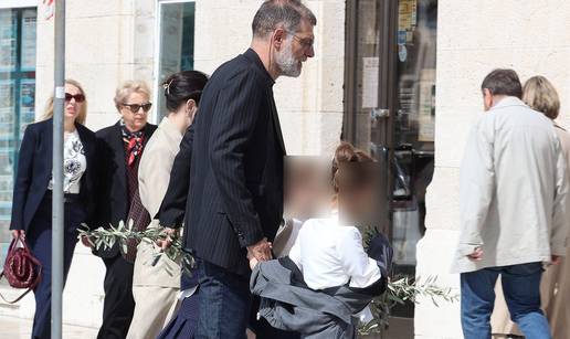 FOTO Slaven Bilić izveo svoje dame u šetnju: S partnericom Ivanom i kćerima bio je na misi