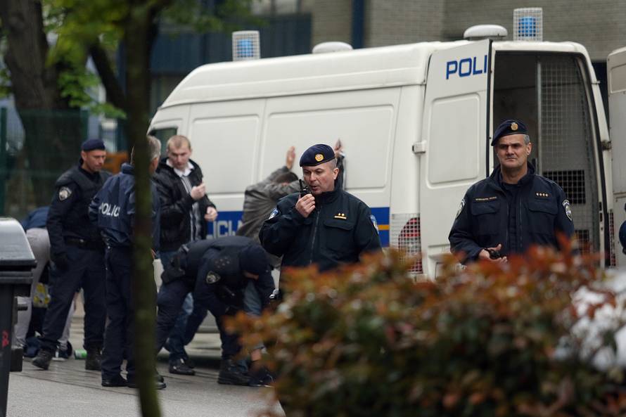 Našli Delije: Sjeli se u kafiće i pečenjaru, a policija ih odvodi