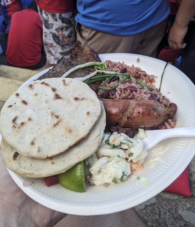 FOTO Biste li to probali? Evo što jedu na stadionima po svijetu