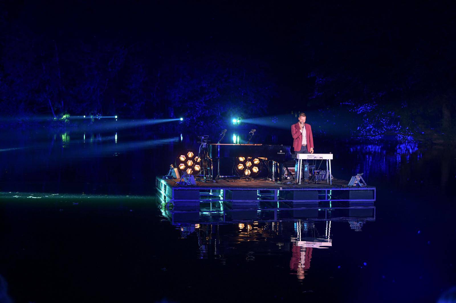 U povodu 225. obljetnice parka Maksimir Zvjezdan RuÅ¾iÄ odrÅ¾ao koncert na jezeru