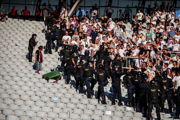 Split: Interventna policija ispratila "navijače" nakon utakmice Hajduk i Dinamo 