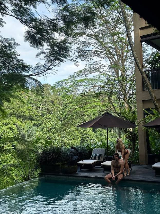 FOTO Dok vi patite u snijegu, Šime drži Maju za noge da visi