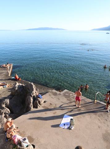 Opatija: Kupa?i na pla&zcaron;i Lido