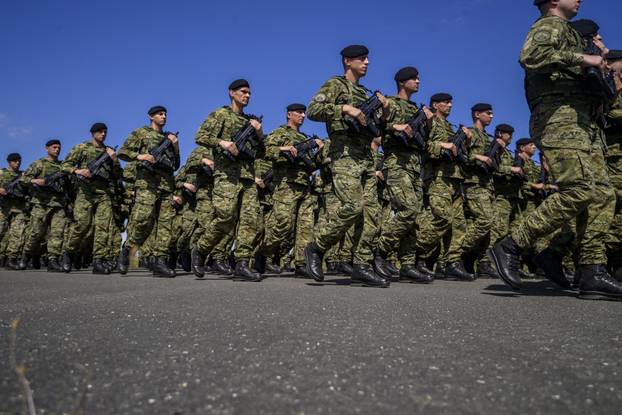 Velika Gorica: Uvježbavanje pješačkih postroja Hrvatske vojske za svečani vojni mimohod