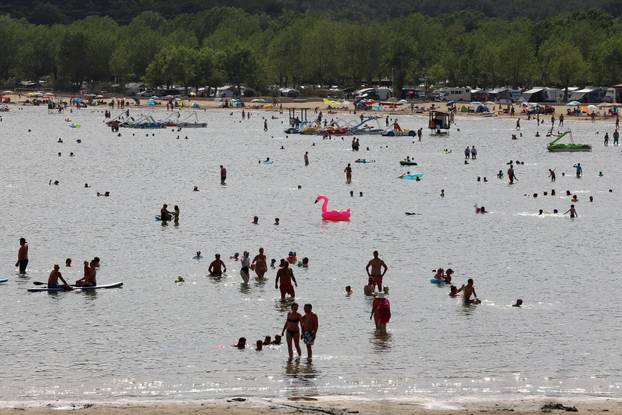 Popularna Rajska plaža u Loparu puna je kupača