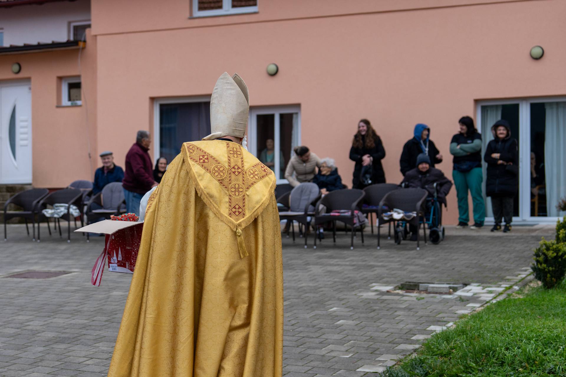 Otočac: Sveti Nikola sletio helikopterom te podijelio poklone štićenicima doma za starije i nemoćne Dujmović