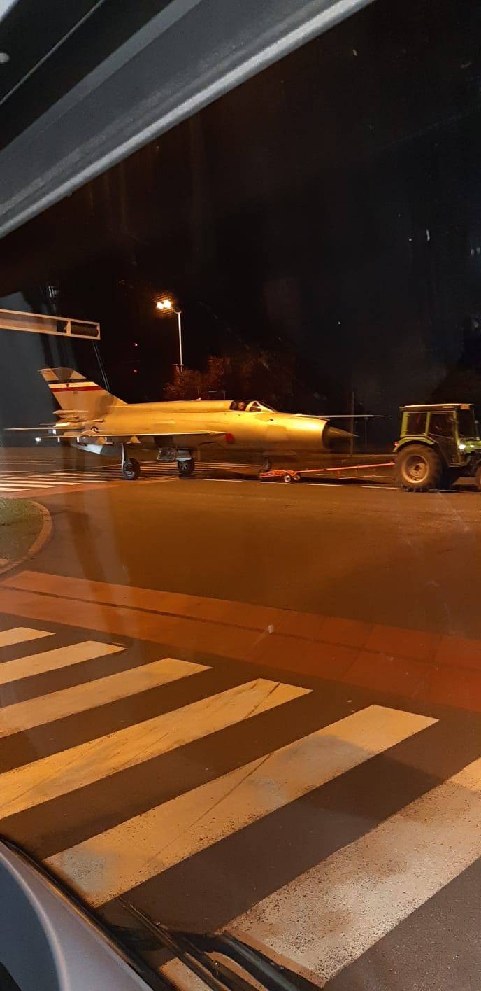Pazi, MiG na cesti! Perešinov avion noćas vozili kroz Zagreb