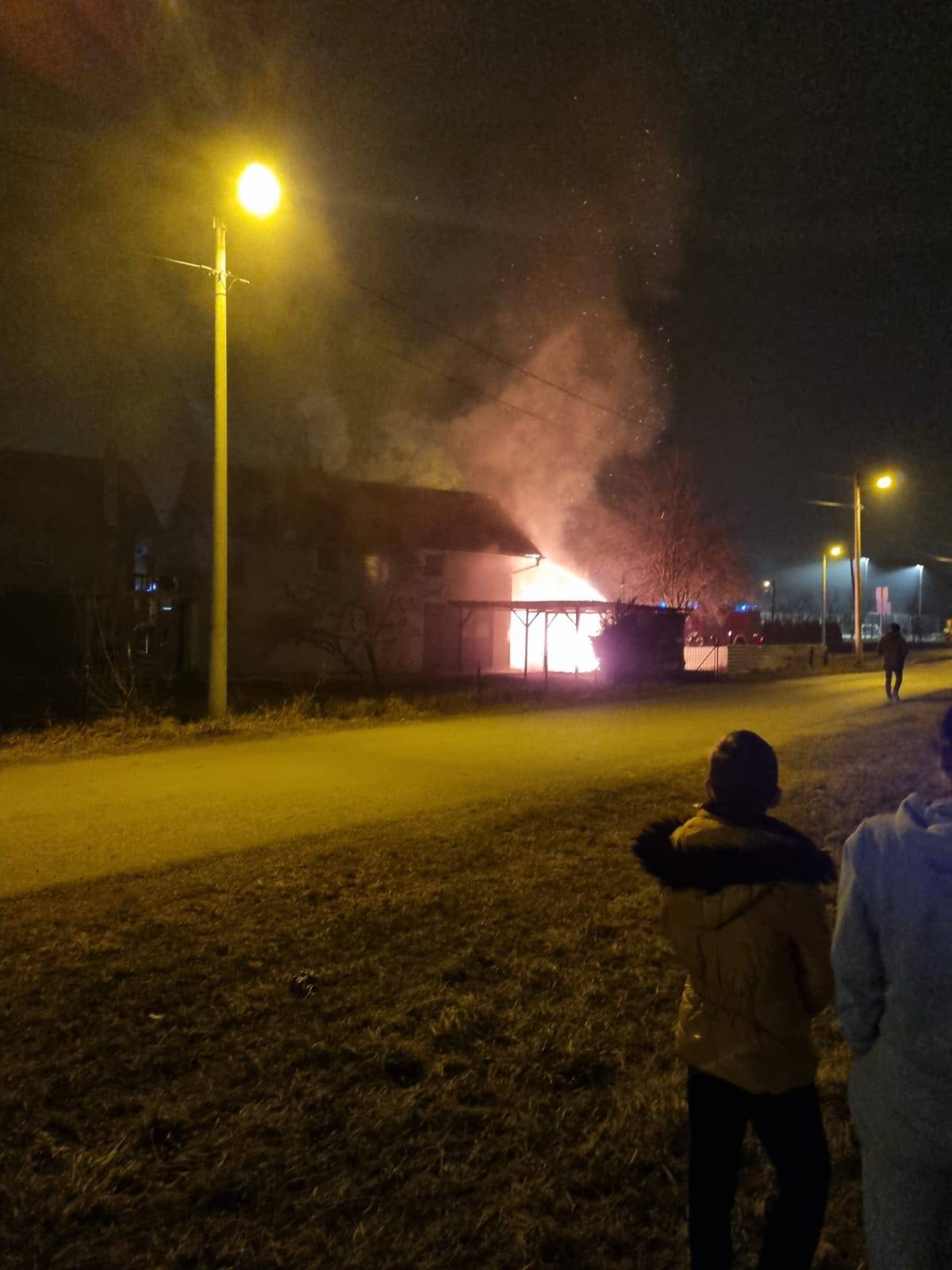 Buknuo požar u drvarnici u Zagrebu, proširio se i na kuću