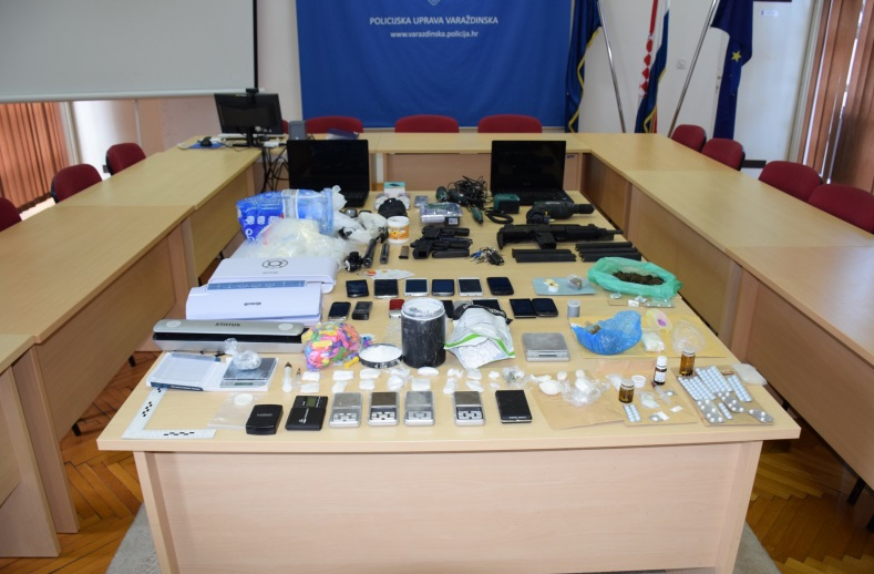 Uhićeno 16 ljudi zbog droge: Imali i oružje, streljivo, alate...