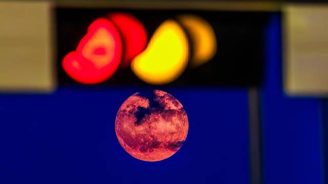Split: Crveni mjesec "sakrio" se ispod semafora