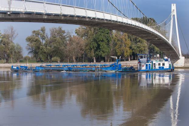 Osijek: RijeÄni promet na rijeci Dravi