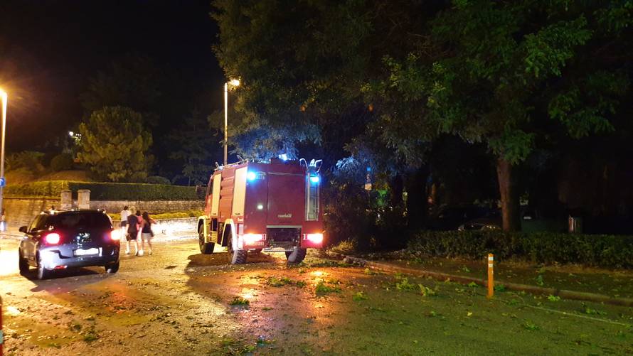 Nevrijeme zahvatilo Hrvatsku: O svemu se oglasila i policija...