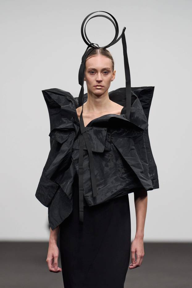 Divne kreacije: Pogledajte reviju Ksenije Vrbanić u Dubaiju