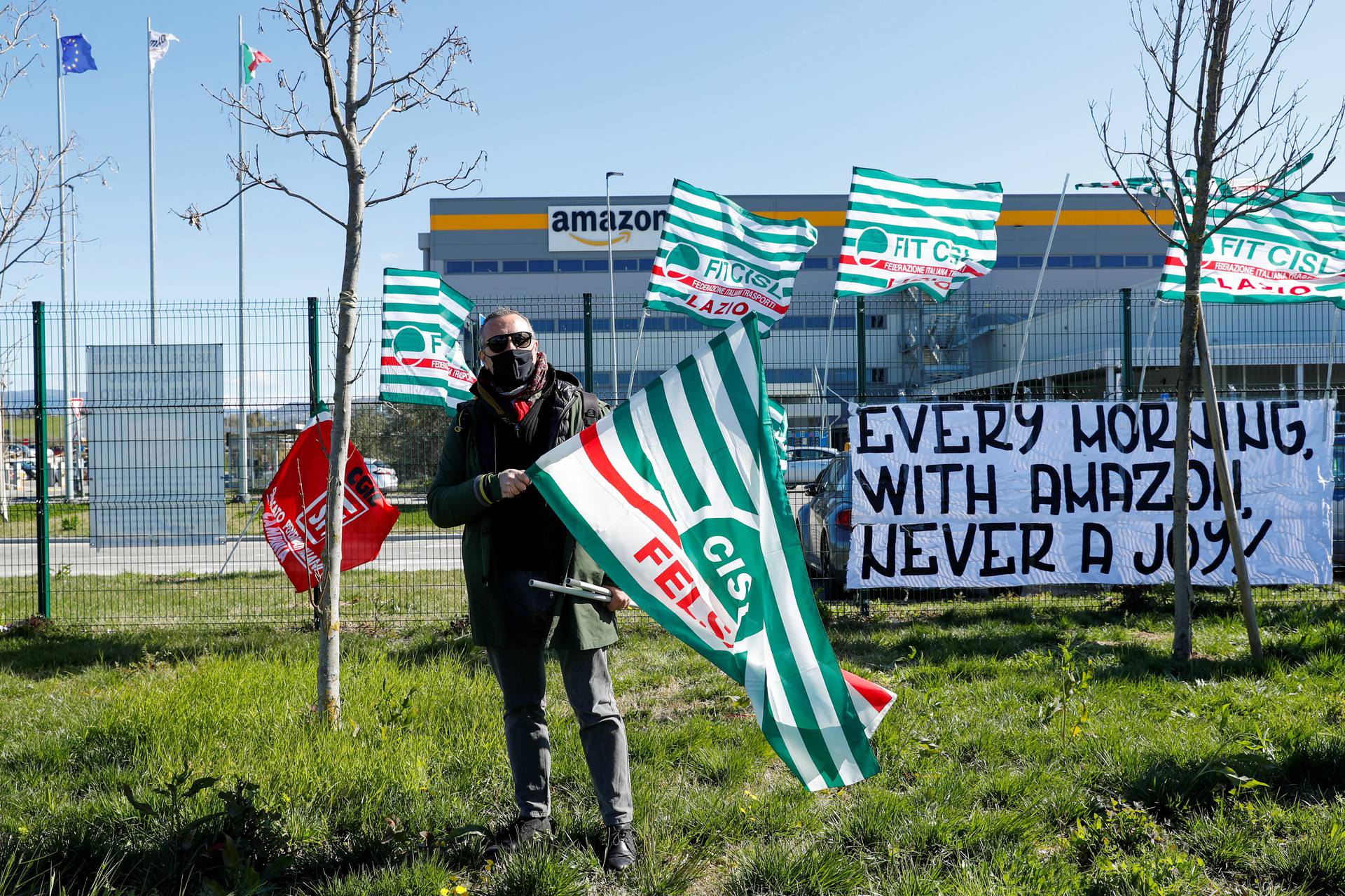 Workers of Amazon go on strike in Passo Corese