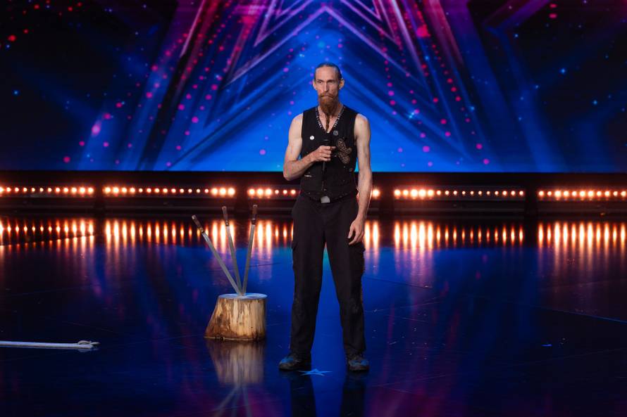 VIDEO Izvedba koja je šokirala sve! U grlu imao bušilicu za beton. 'Malo mi je gadljivo već'