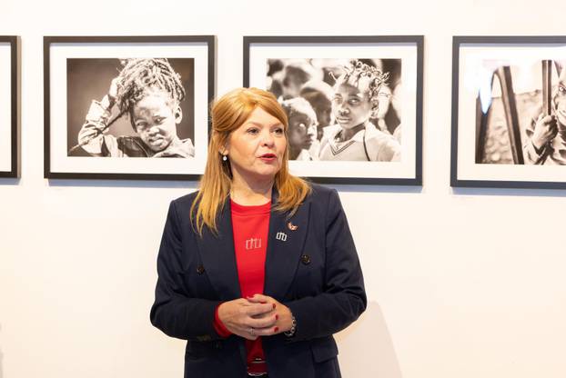 Osijek: Svečano otvorenje izložbe fotografija fotoreporterke Pixsella Emice Elveđi "Srce za Afriku"