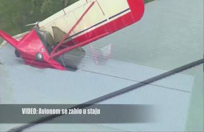 Loše slijetanje: Pilot se usred ničeg avionom zabio u staju