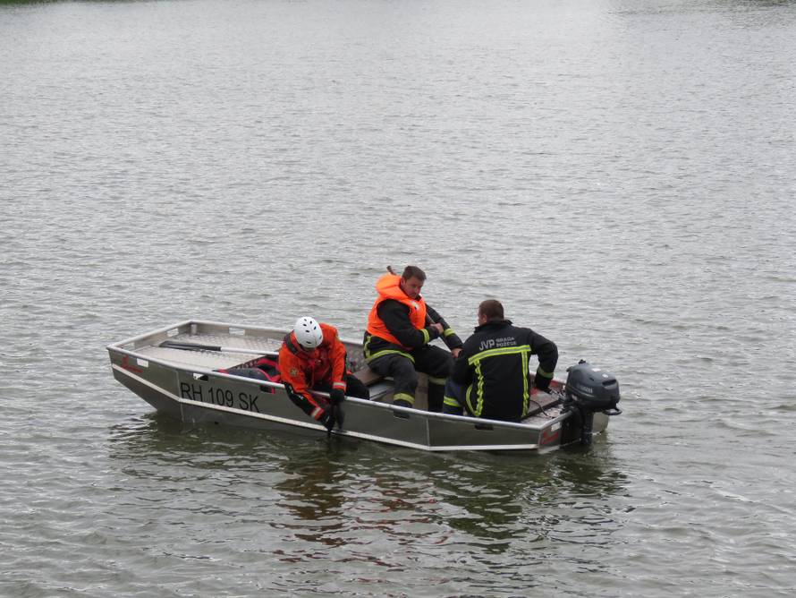 Skočio u jezero, zaplivao i više se nije pojavio: Traži ga i HGSS