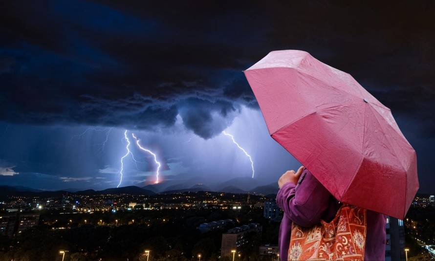 U Dalmaciji preko 1000 udara munja u dva sata! Moguće su bujice, tuče i jako nevrijeme
