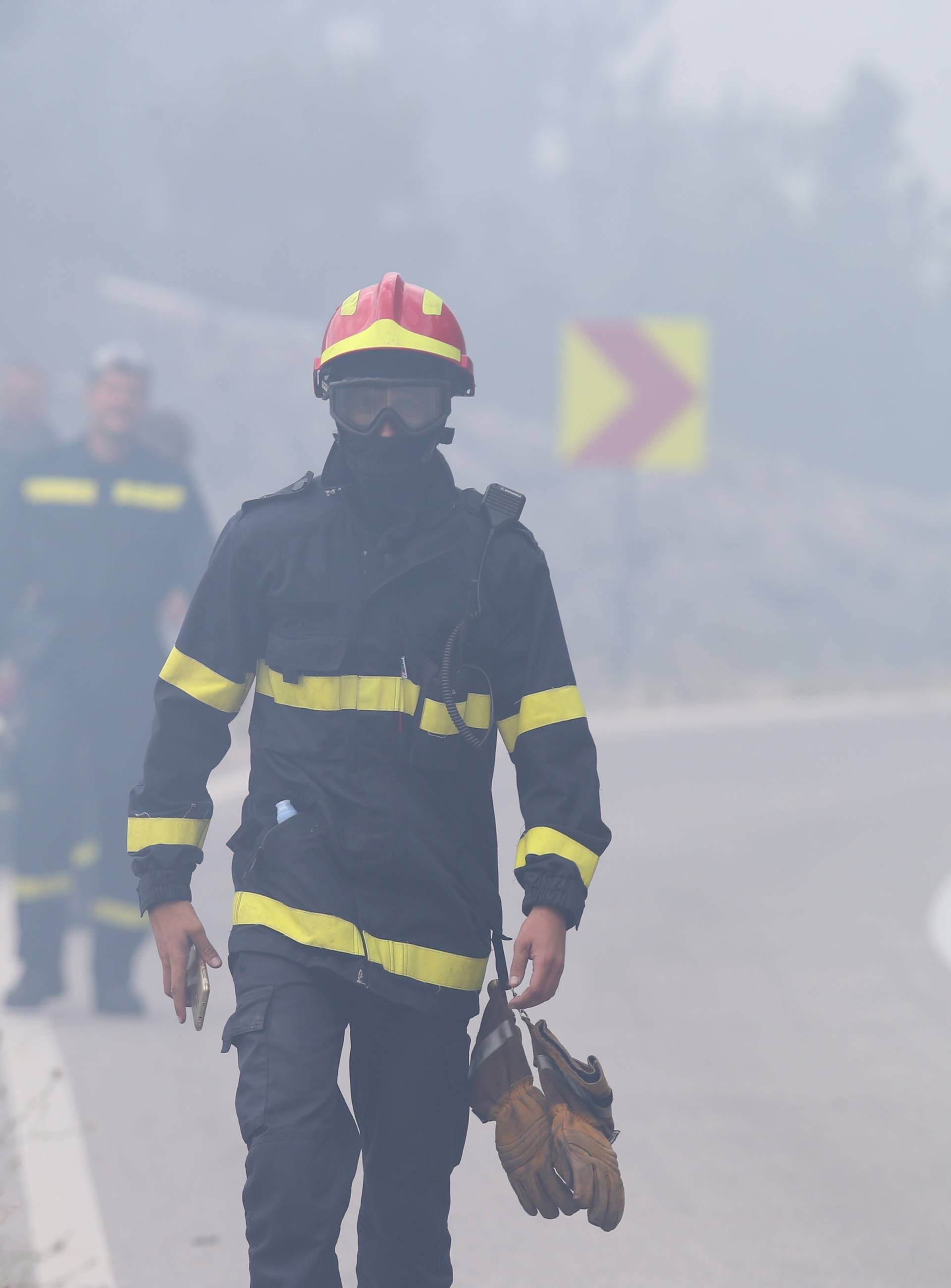 Zaustavljeno je širenje vatrene stihije, opasnost još nije prošla