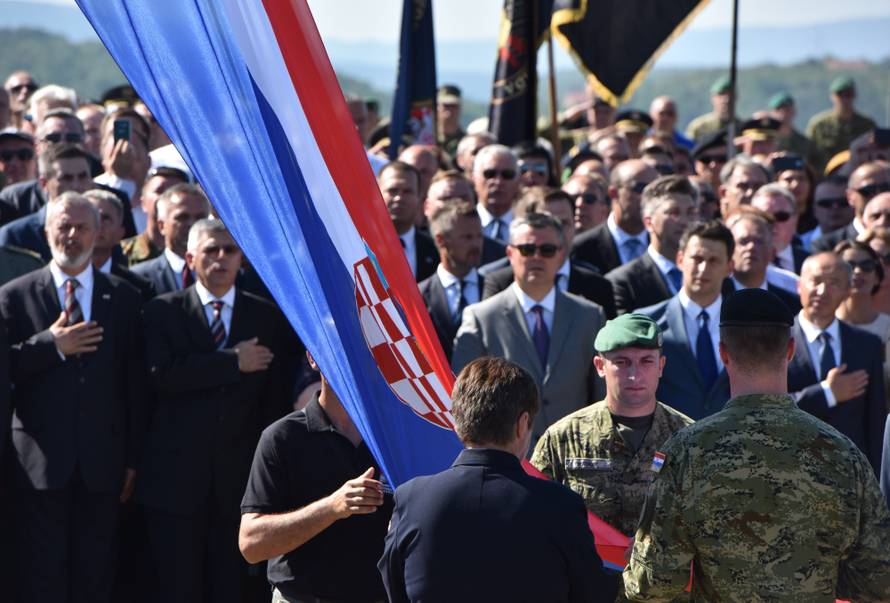 Proslava u Kninu:  Blokirali ulicu i pjevali ustaške pjesme