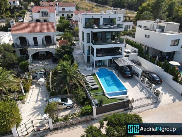 FOTO Ima konobu s vinom i dva bazena: Vila na Čiovu prodaje se za čak šest milijuna eura