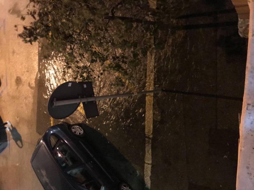 Hvar odsječen, more poplavilo ulice, u Splitu su uništeni auti