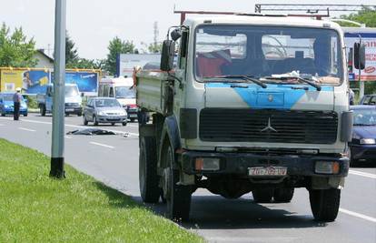 Zagreb: Htio je pretrčati cestu pa ga ubio kamion
