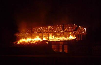 Izgorjele tribine, krovište i svlačionica HNK Vinkovci