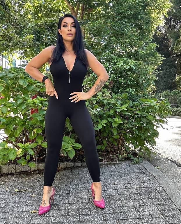 FOTO Učiteljica postala zvijezda filmova za odrasle: 'Muž se ne ljuti. Skupljam novac za azil'