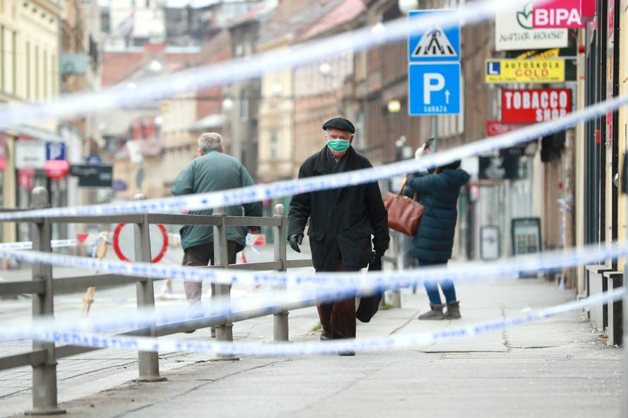 Zagreb: Gospodin preskače traku koja ograđuje opasnu zonu u centru gradu