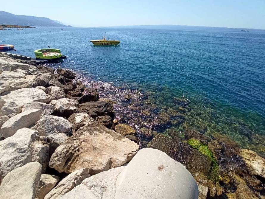 Poznata splitska plaža puna nepoznate tekućine: 'Izašla je iz cijevi, pola plaže se zapjenilo'
