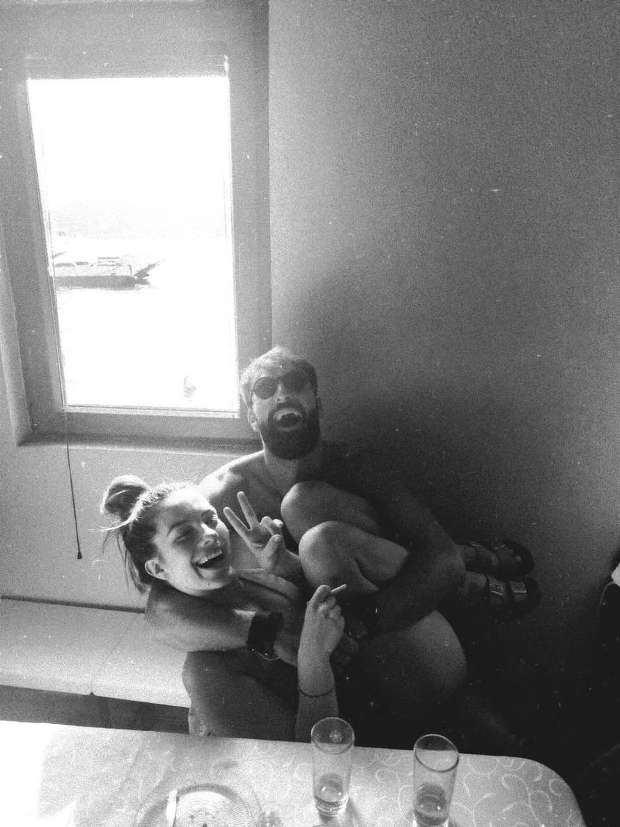 Zvijezda 'Kumova' opet ljubi? Prisne fotke s misterioznim mladićem potaknule šuškanja