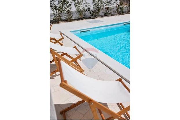 FOTO Pogledajte kuću koju su izgradili usred polja u Grbama: Stoji samo pola milijuna eura...